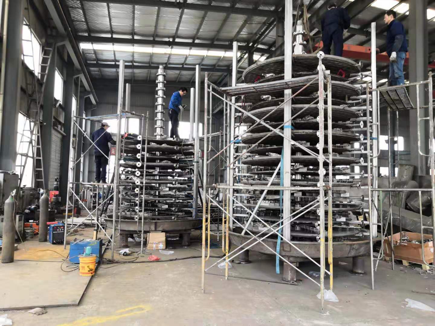 苏群干燥两台大型盘式干燥机正在紧张制作中
